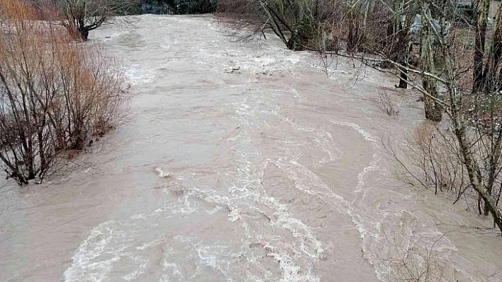 Malatya'da Kozluk Çayı taştı, yollar su altında kaldı