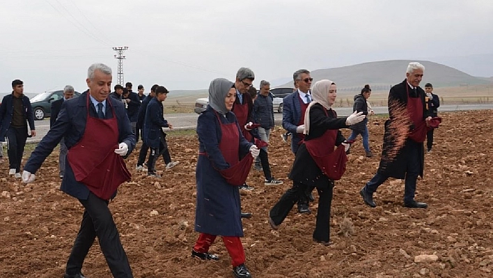 Malatya'da öğrenciler buğday ekimi yaptı