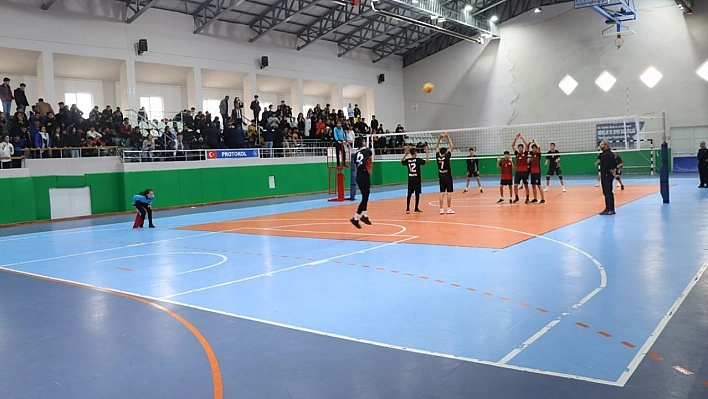 Malatya'da okullar arasında düzenlenen voleybol şampiyonası tamamlandı