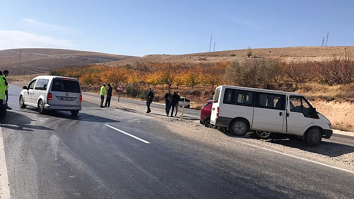 Malatya'da Otomobil İle Minibüs Çarpıştı