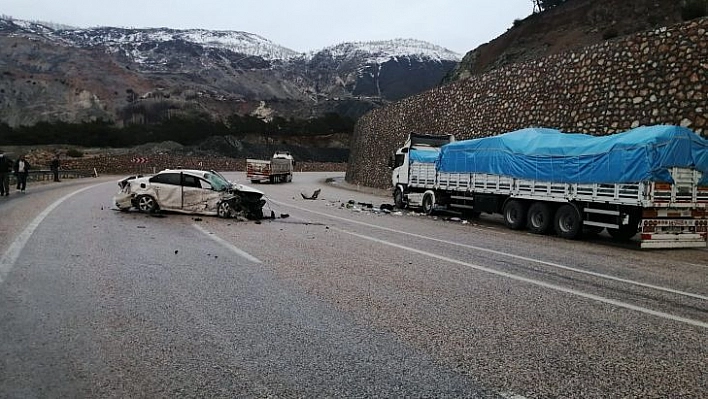 Malatya'da otomobil ile tır çarpıştı: 2 yaralı