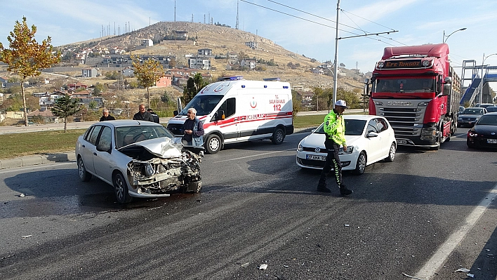 Malatya'da otomobil ile traktör çarpıştı: 2 yaralı