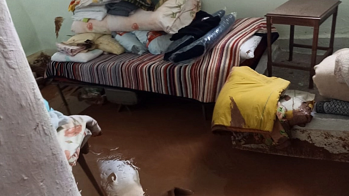 Malatya'da sağanak ve dolu su baskınlarına neden oldu
