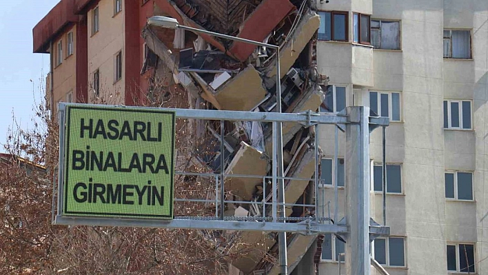 Malatya'da tabelalara 'Hasarlı binalara girmeyin' yazıları yazıldı