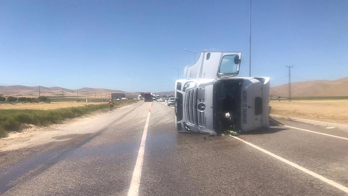 Malatya'da tanker devrildi