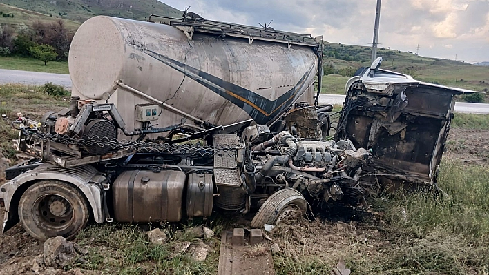 Malatya'da tanker tarlaya devrildi, sürücü yaralandı