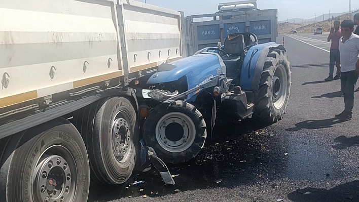 Malatya'da tır ile çarpışan traktörün sürücüsü yaralandı