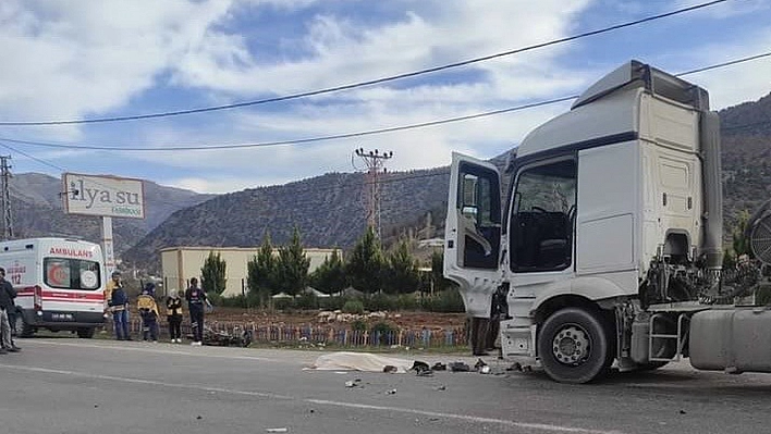 Malatya'da Tırla Çarpışan Motosikletli Hayatını Kaybetti