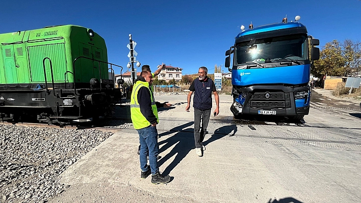 Malatya'da tren tıra çarptı