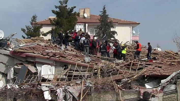 Malatya'da Yıkılan Binalarda Enkaz Altında Kalanlar Var