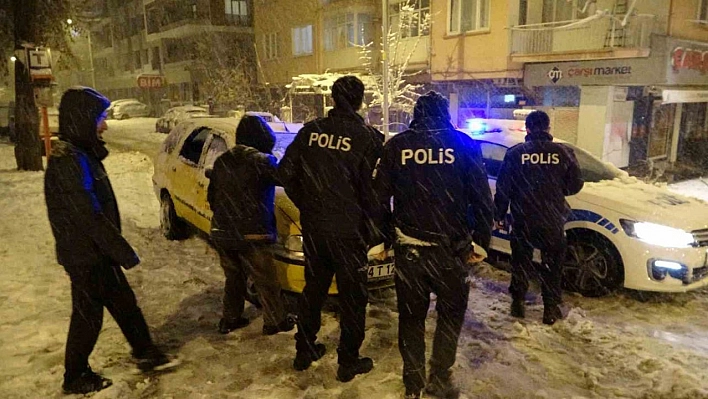 Malatya'da yoğun kar yağışı ağaçları devirdi