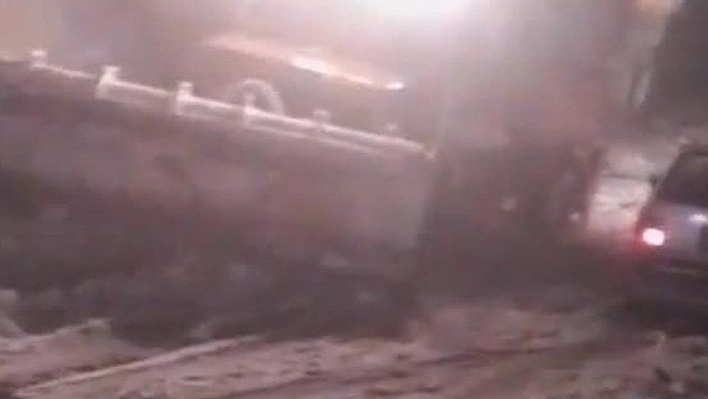 Malatya'da yoğun kar yağışı etkili oldu, çok sayıda araç yolda kaldı