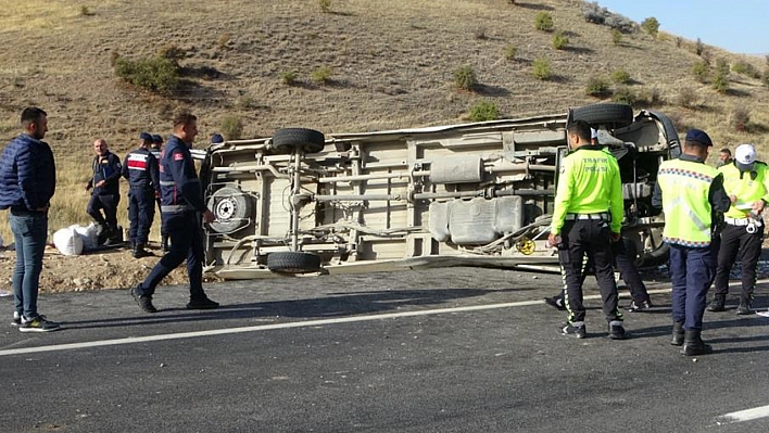 Malatya'da yolcu minibüsü devrildi: 17 yaralı