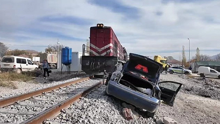 Malatya'da yük treni otomobil ile çarpıştı