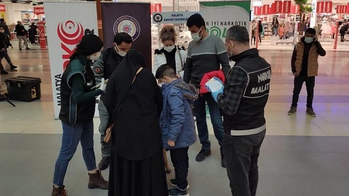 Malatya polisi Uyuşturucuyla mücadele için broşür dağıttı