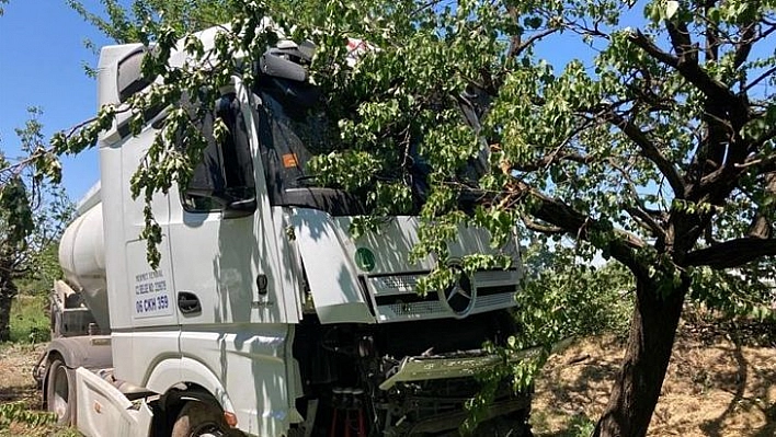 Malatya Yoldan çıkan tanker kayısı bahçesine girdi