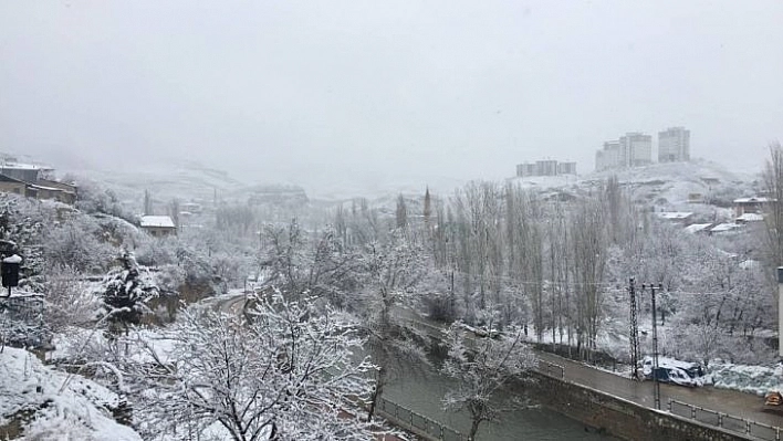 Malatyalılar güne kar yağışı ile başladı