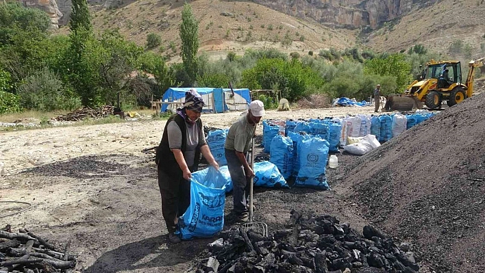 Mangal kömürü işçilerinin zorlu mesaisi