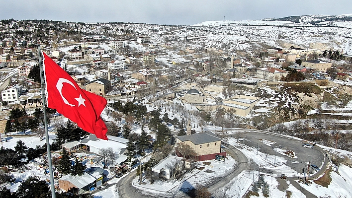 Medeniyetler beşiği Harput, kar yağışıyla birlikte kartpostallık manzaralara büründü