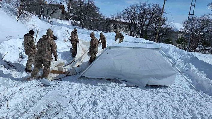 Mehmetçik deprem bölgesinde çalışmalarını sürdürüyor