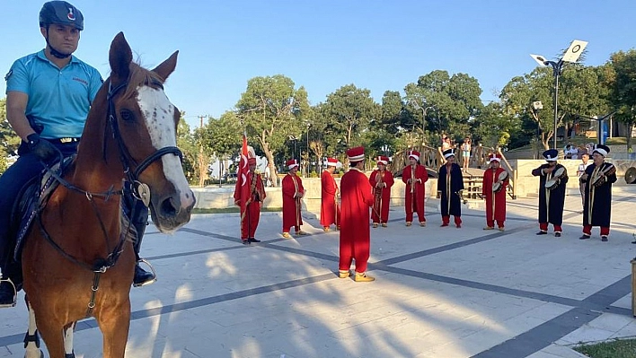 Mehteran takımı ve Atlı Jandarma Timi vatandaşlara Osmanlı dönemini yaşattı