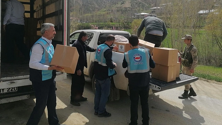 Memur-Sen ve Eğitim-Bir-Sen Doğanşehir'de Yardım Kolisi Dağıttı