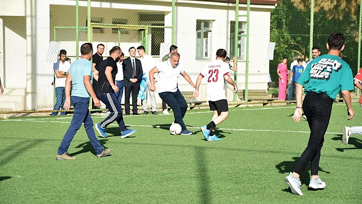 Metin Bulut gençlerle maç yaptı, halay çekti