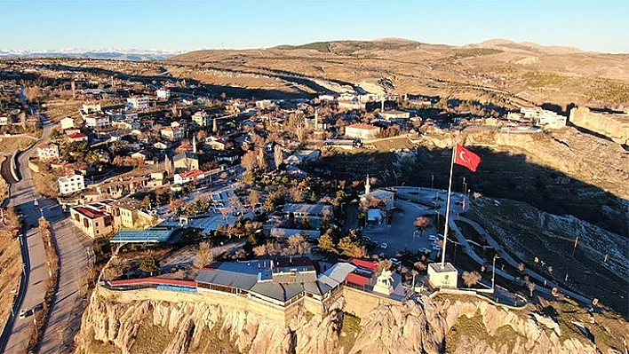 Mevsimler Tersine Döndü: Batıda Kar Yağarken Elazığ'da Bahar Havası Yaşanıyor