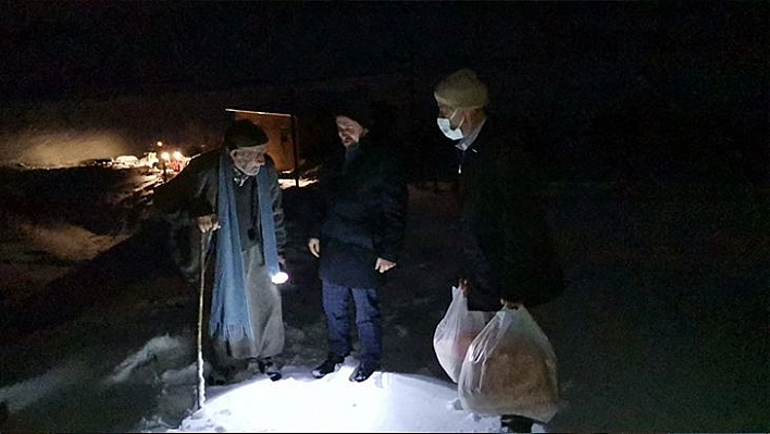 Mezrada Mahsur Kalıp İlaçları Biten İki Kardeşin İmdadına Kaymakam Yetişti