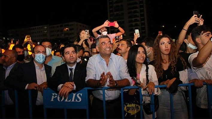 Milletvekili Erol'a gençlerden yoğun ilgi