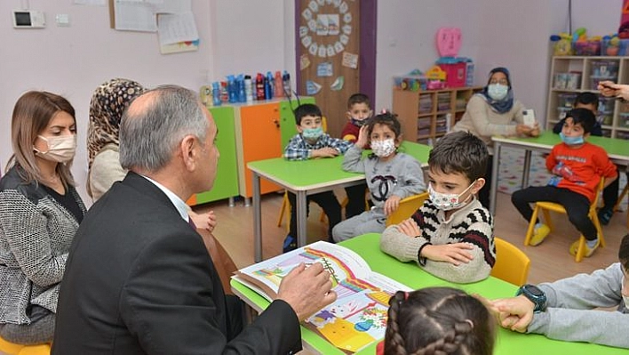 Milli Eğitim Müdürü Gürtürk Öğrencilere Masal Okudu