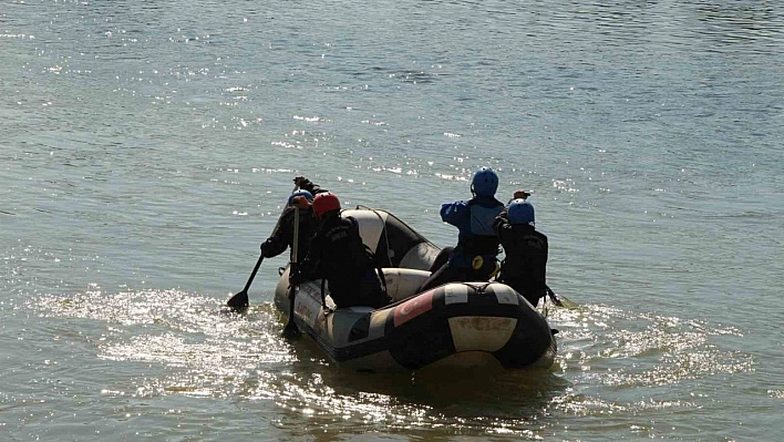 Milli sporcu olmak için Murat Nehri'nde kürek çekiyorlar