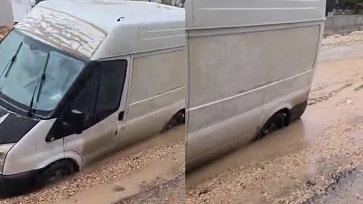 Minibüs çöken yolda mahsur kaldı