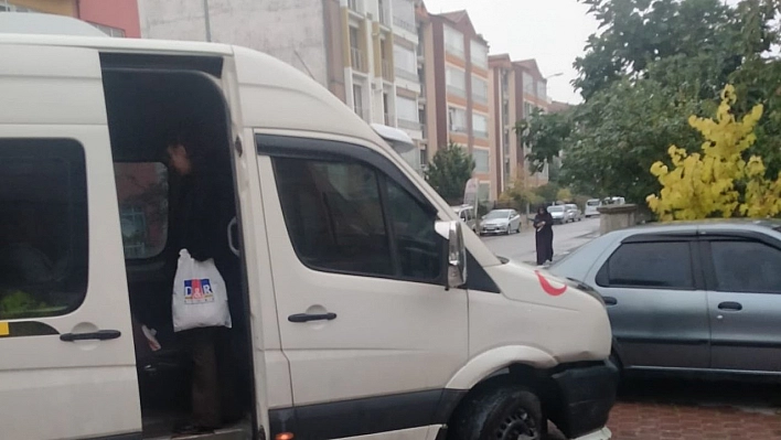 Minibüs ile otomobil çarpıştı: 3 yaralı