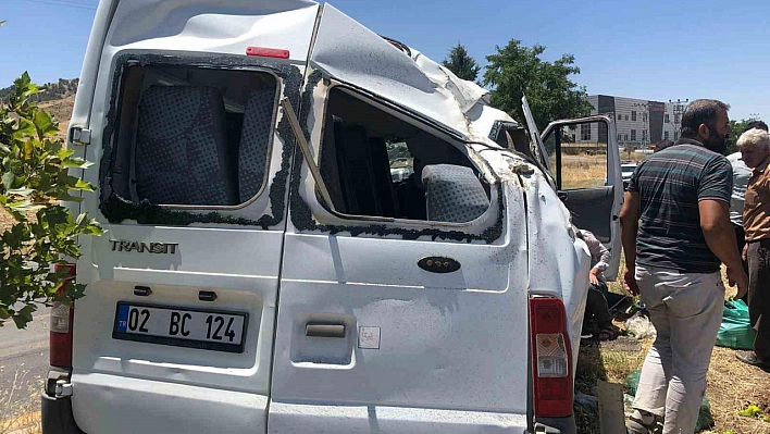 Minibüs takla attı: 1'i ağır 5 yaralı