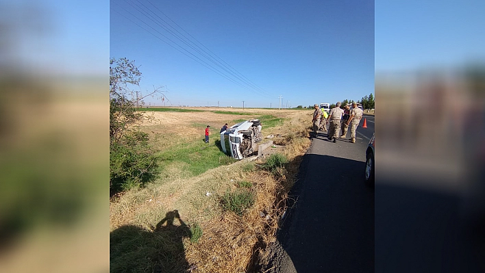 Minibüs yol kenarına uçtu: 1 yaralı