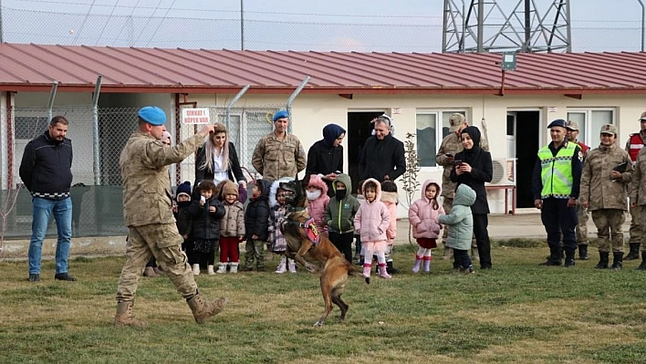 Minik öğrenciler, jandarmada dolu dolu bir gün geçirdi