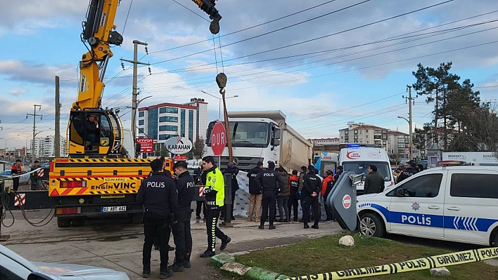 Motosiklet Kamyonun Altına Girdi!