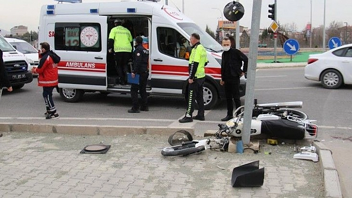 Motosiklet önce kaldırıma sonra direğe çarptı: 2 yaralı