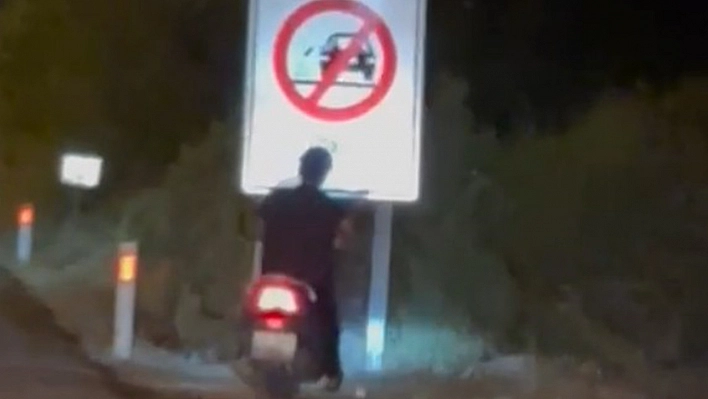 Motosiklet sürücüsü yol kenarındaki 'çöp atma' yazılı uyarı levhasına kafasını çarptı