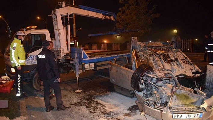 Motosikletin sıkıştırdığı araç takla attı: Anne ile kız yaralandı