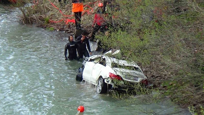 Munzur Çayı'na düşen otomobil çıkartıldı, 3 genç aranıyor