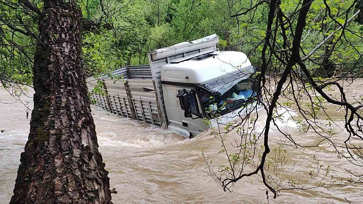 Munzur Çayı'na uçan kamyon çıkarıldı