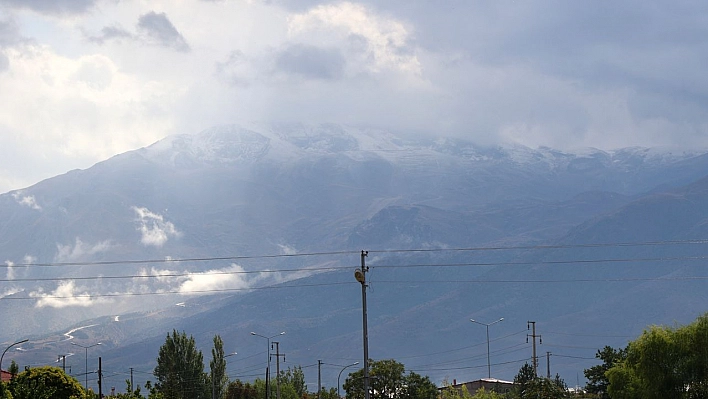 Munzur Dağının Yüksek Kesimlerine Kar Yağdı