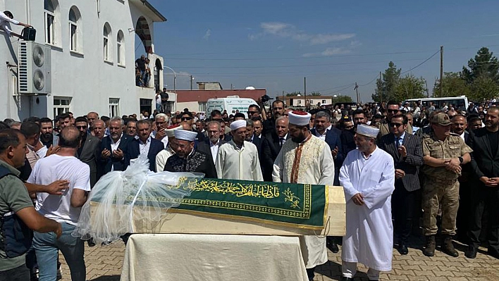 Narin'in tabutuna bırakılan duvak yürekleri dağladı