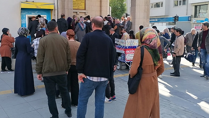 Ödemeler Başladı, Elazığ'da Uzun Kuyruklar Oluştu!