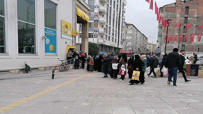 Ödemeler Hesaplara Yatırıldı, Elazığ'da Uzun Kuyruklar Oluştu