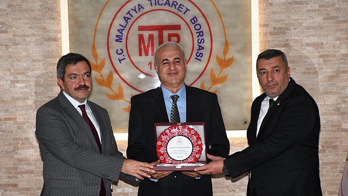 Ödül alan 'Malatya Kayısısı' kitabında emeği geçenlere plaket