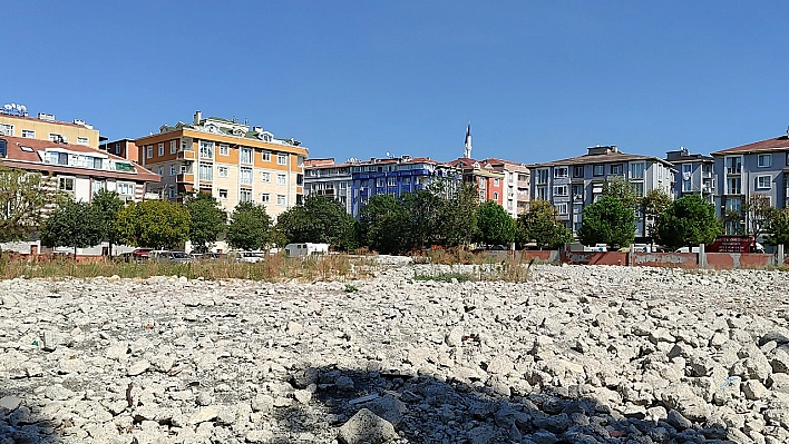 Öğrenci ve veliler yıkılan okulun yeniden yapılmasını istedi