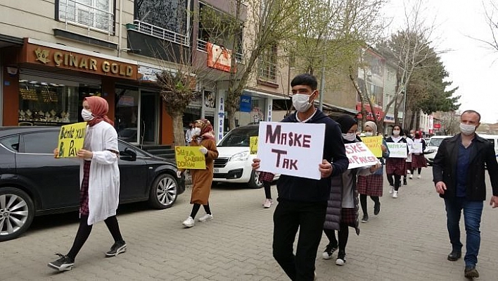 Öğrenciler Covid-19'a dikkat çekmek için yürüdü